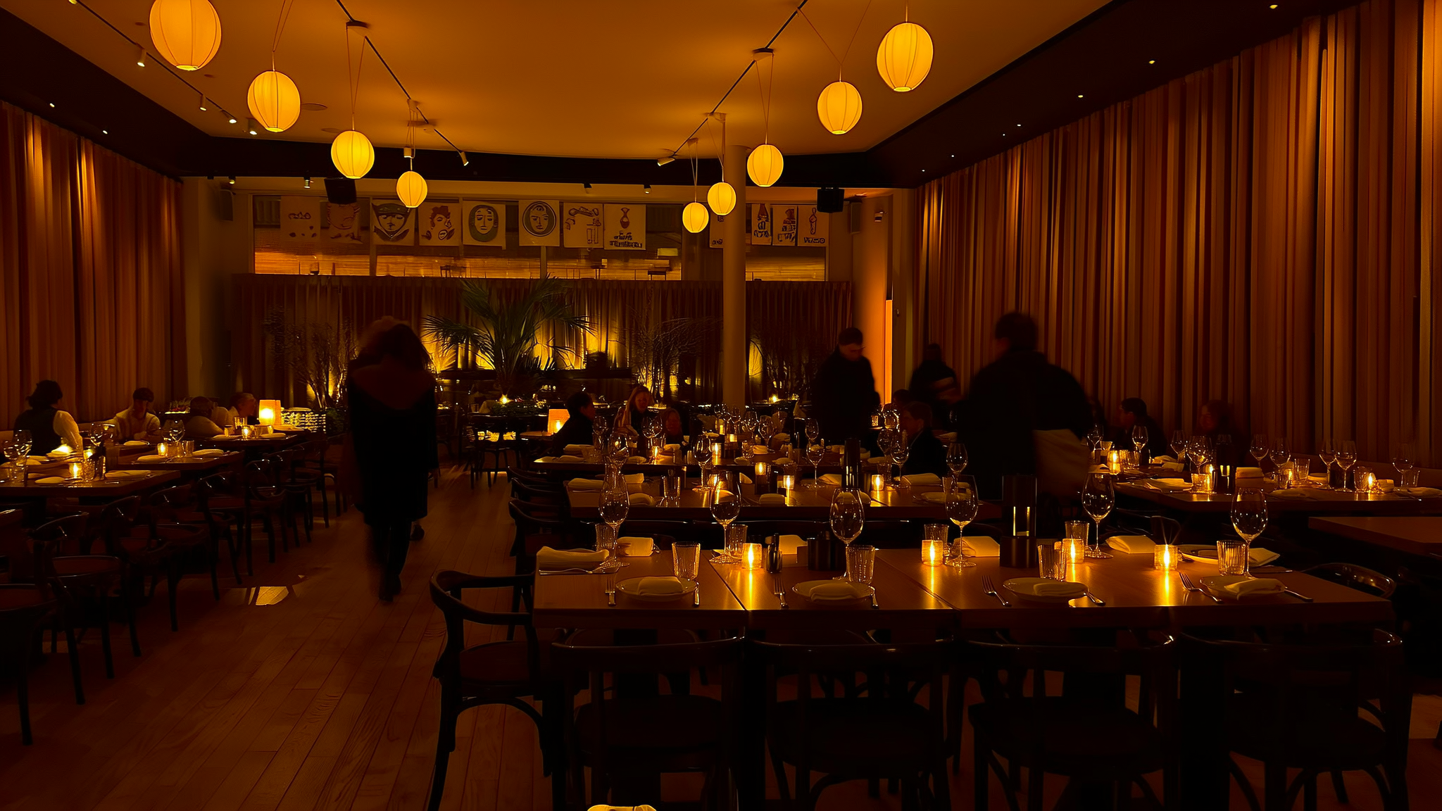 Sfeerbeeld van de zaal in de avond met warm licht